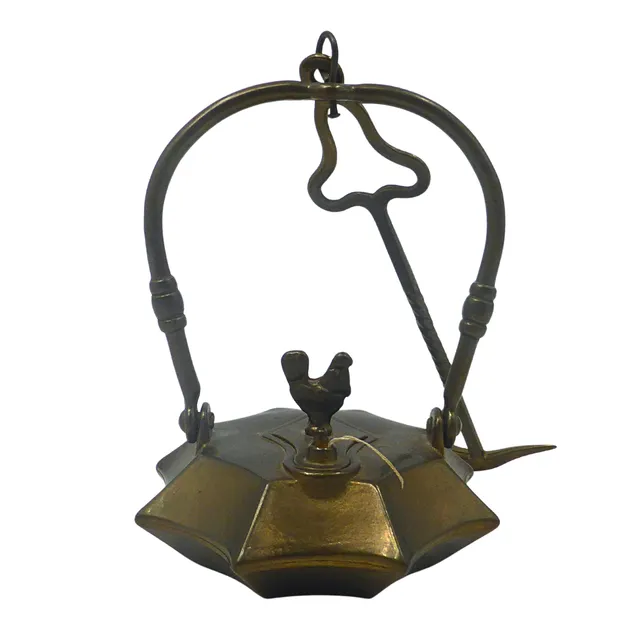 ANTIKE MESSING-GRUBENLAMPE MIT HAHNENFIGUR.