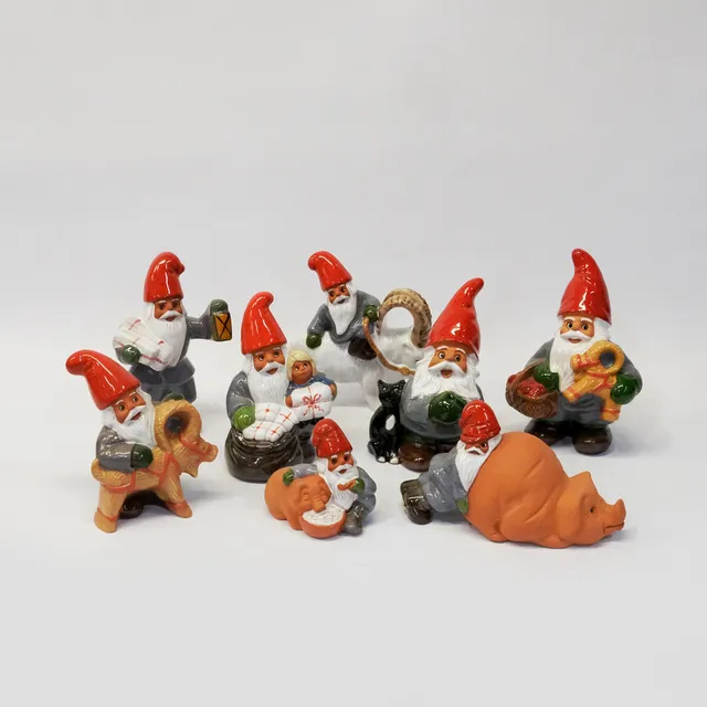 ROLF BERG. TOMTEFIGURER I PARTI. ÅTTA DELAR.