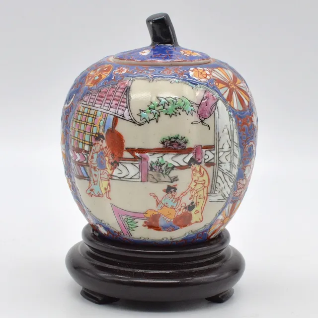 CHINESISCHE DOSE, GEISHAS IM GARTEN, PORZELLAN MIT HOLZBASIS, BLAU, IN KÜRBISFORM, CHINA, UM 1960ER.