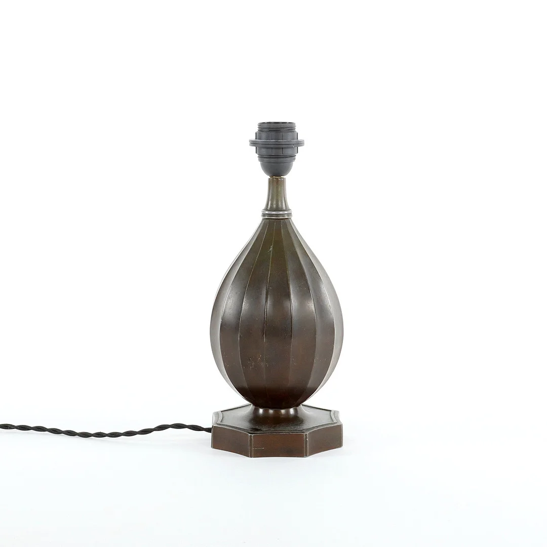 JUST ANDERSEN. 1884-1943. Bordslampa, diskometall, modell "1860", Danmark, 1930-tal. — Table Lamps — Auktionsverket Engelholm