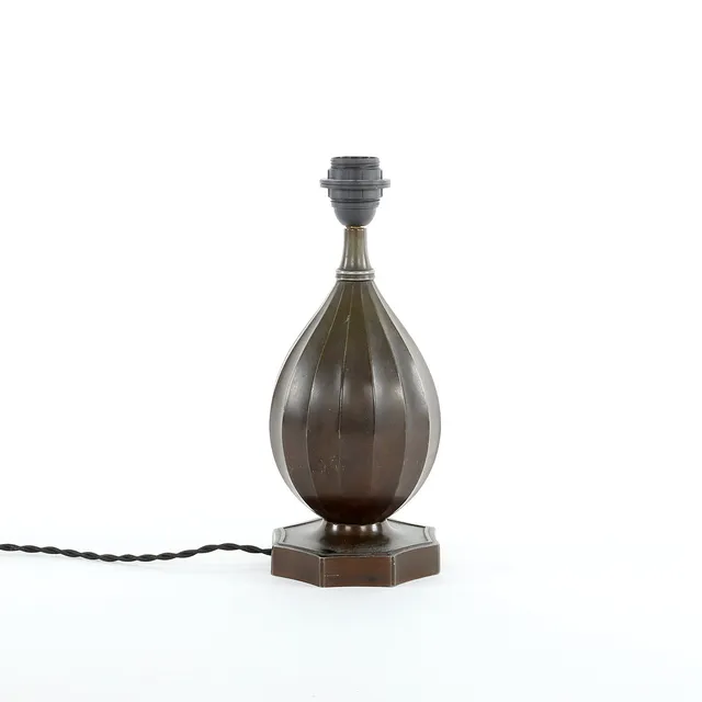 JUST ANDERSEN. 1884-1943. Bordslampa, diskometall, modell "1860", Danmark, 1930-tal.