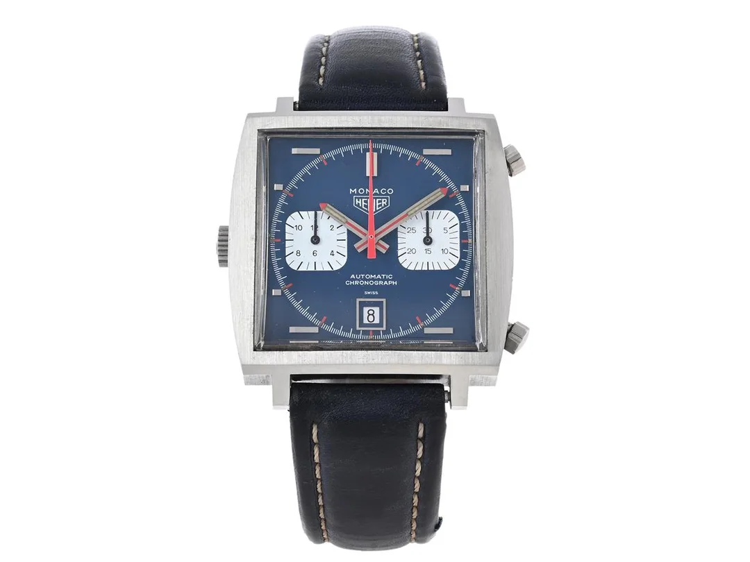 HEUER, Monaco, Cal 12, Serie nr. 157221, Ref nr. 1133 B, Boett nr. 1133, kronograf, herrur, 40 x 38 (45,5) mm, stål, automatisk (microrotor), plexiglas, datum, boetten signerad "Heuer-Leonidas SA", läderband, originalspänne (ej tidsenligt), ca 1970. — Klockor/Heuer — Kaplans