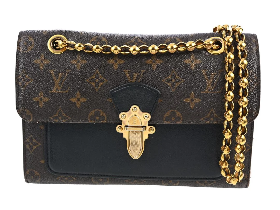 VÄSKA, LOUIS VUITTON, Victoire Bag, monogram canvas, svart läder, guldfärgade beslag, 26x17x9 cm, märkt AH1119, år 2019, bruksslitage, tråddragning, dustbag, kartong. — Accessoarer/Väskor — Kaplans