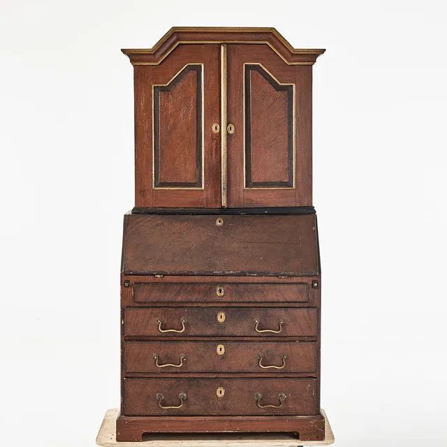 SKRIVSKÅP, imitationsmåleri, tvådelat, 1800-tal.