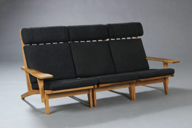 Hans J. Wegner. Three-seater sofa / three lounge chairs, model GE-375 (3)