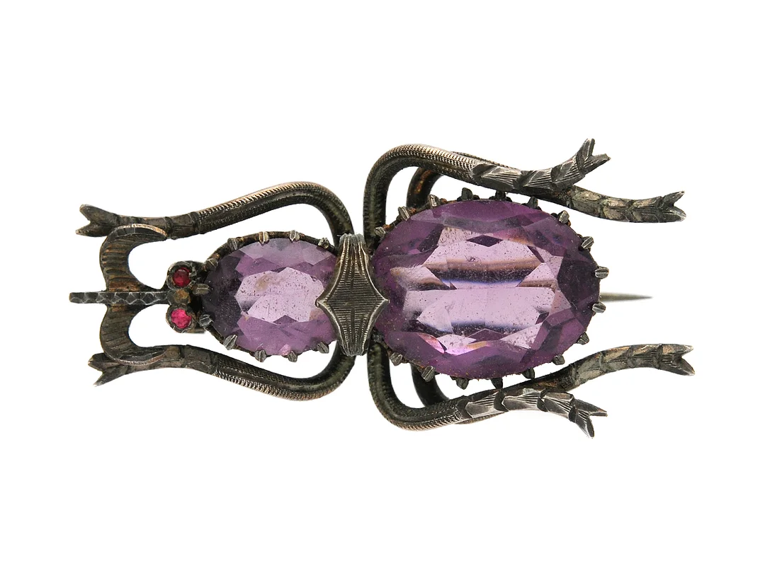 BROSCH, silver, lila glas, skalbagge, 1900-talets början, 4x2 cm, vikt 7,4 g. — Smycken/Brosch — Kaplans