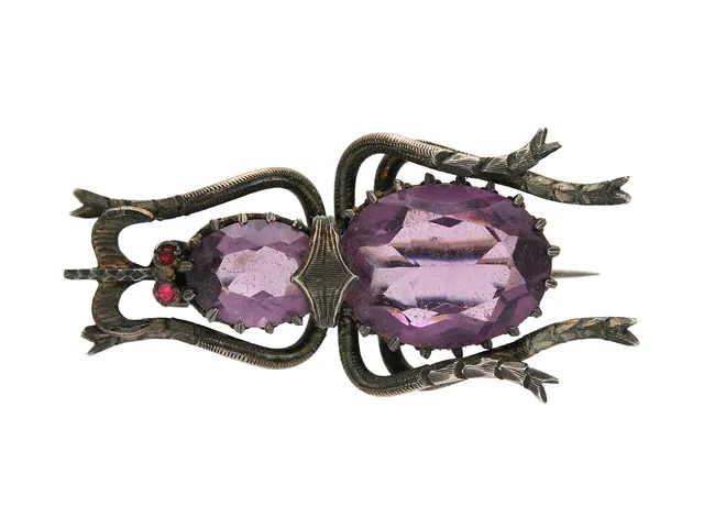 BROSCH, silver, lila glas, skalbagge, 1900-talets början, 4x2 cm, vikt 7,4 g.
