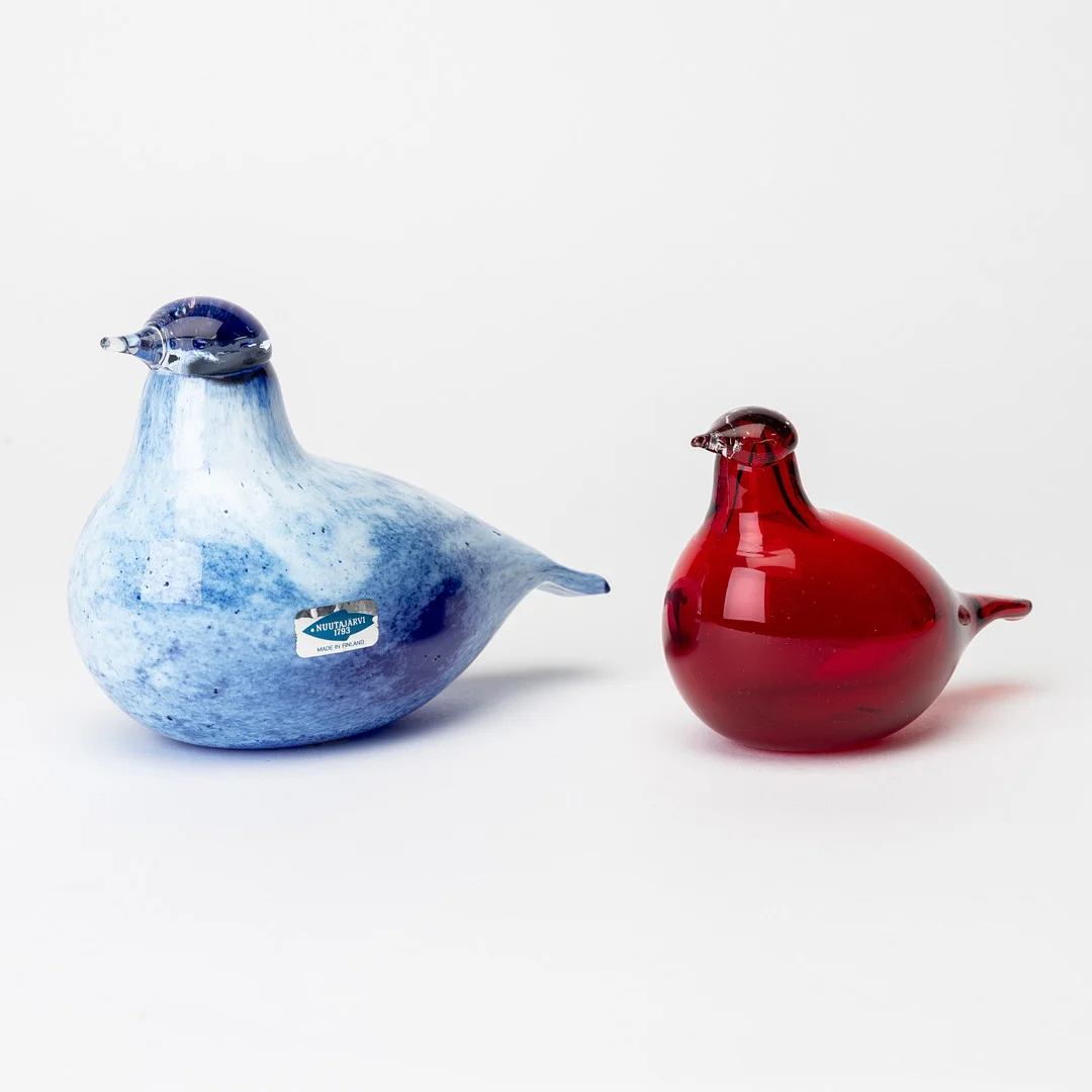 OIVA TOIKKA. Figuriner, 2 st, glas, Fåglar, signerade och etikettmärkta, Nuutajärvi and Iittala, Finland. — Art glass — Auktionshuset Kolonn