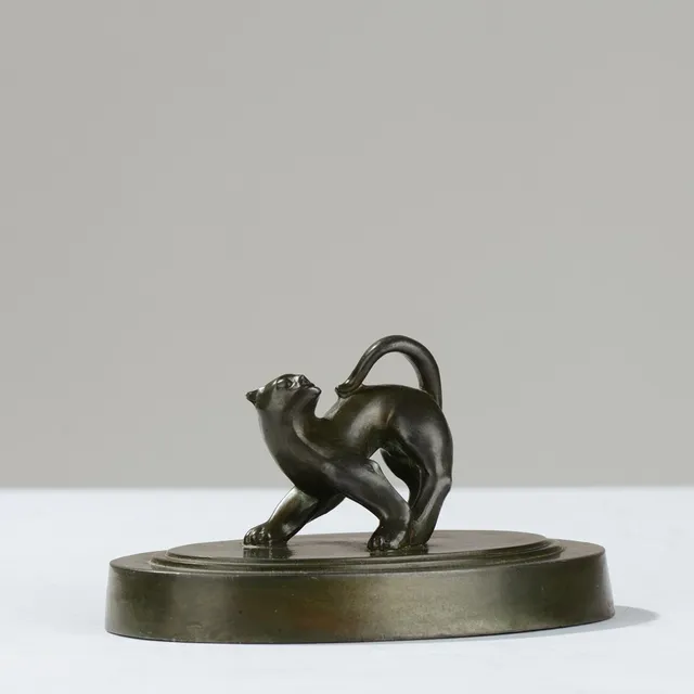 JUST ANDERSEN (1884-1943). Brevpresser af diskometal med kattefigur på oval fod, modelnr. 'D110', eget værksted på København, Danmark, 1920'erne.