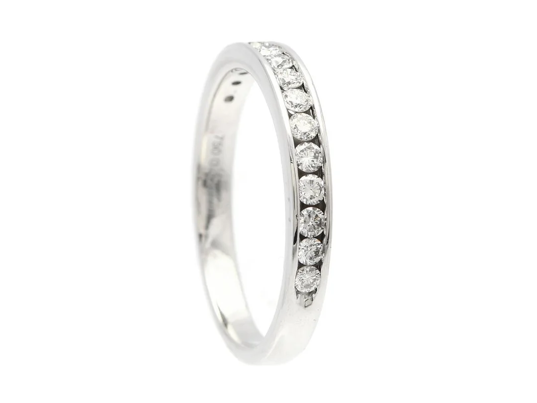 ALLIANSRING, 18K vitguld, 15 briljantslipade diamanter 0,50 ctv enligt gravyr, ca TW-TCr/SI, Iduna, stl 19 mm, vikt 3,8 g. — Smycken/Alliansring — Kaplans