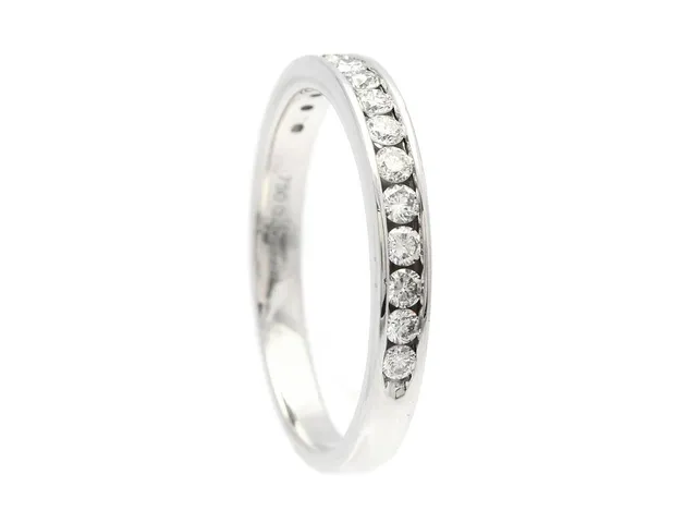 ALLIANSRING, 18K vitguld, 15 briljantslipade diamanter 0,50 ctv enligt gravyr, ca TW-TCr/SI, Iduna, stl 19 mm, vikt 3,8 g.