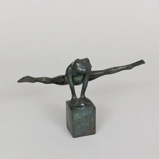 ART PEOPLE GALLERY, SWEDEN. "Look at my legs", grönpatinerad brons, stämplad APG.