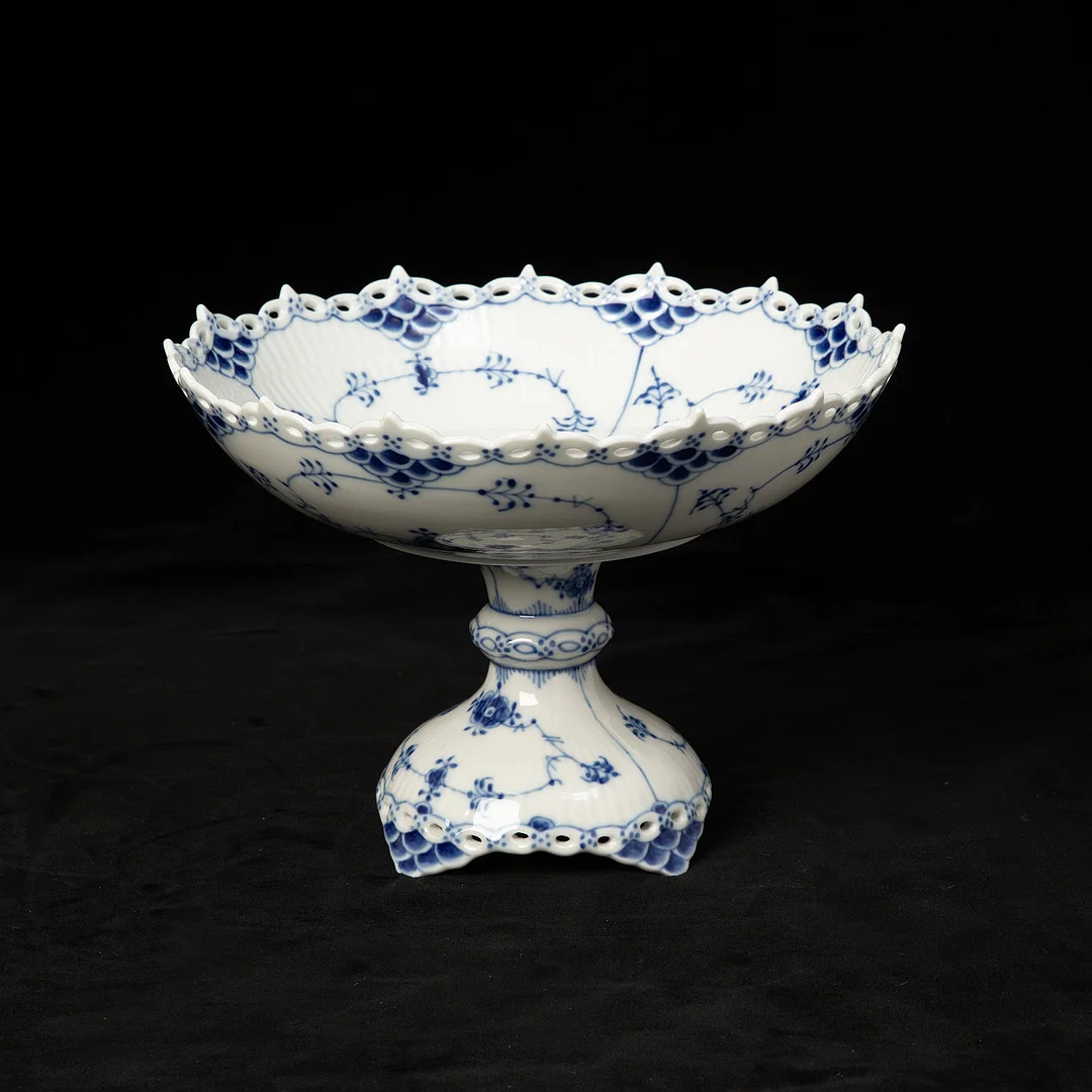 SKÅL PÅ FOT. Porslin, "Musselmalet" helblond, nr 1/1020, Royal Copenhagen, Danmark. — European — Stockholms Auktionsverk Göteborg
