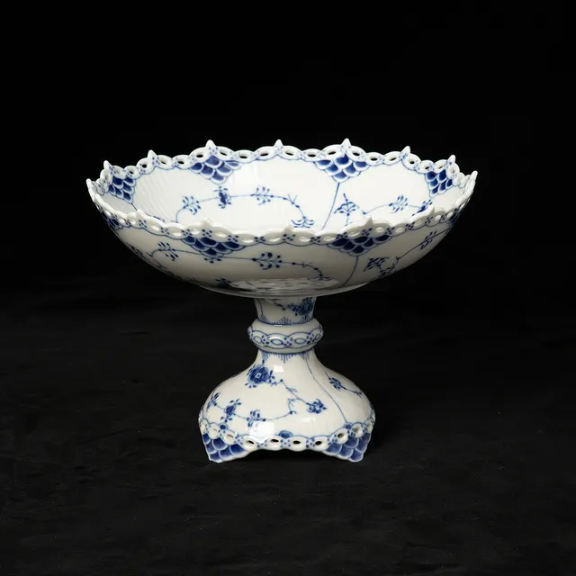 SKÅL PÅ FOT. Porslin, "Musselmalet" helblond, nr 1/1020, Royal Copenhagen, Danmark.