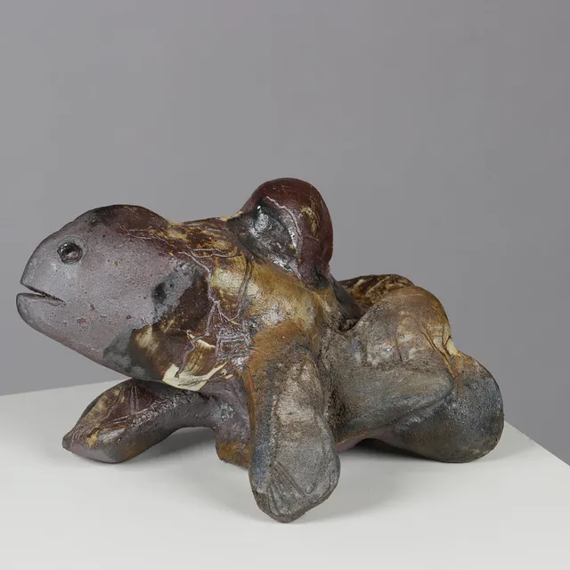 STEN LYKKE MADSEN ( 1937-2020). Unika skulptur i form af fabel figur af stentøj. Danmark 2019.