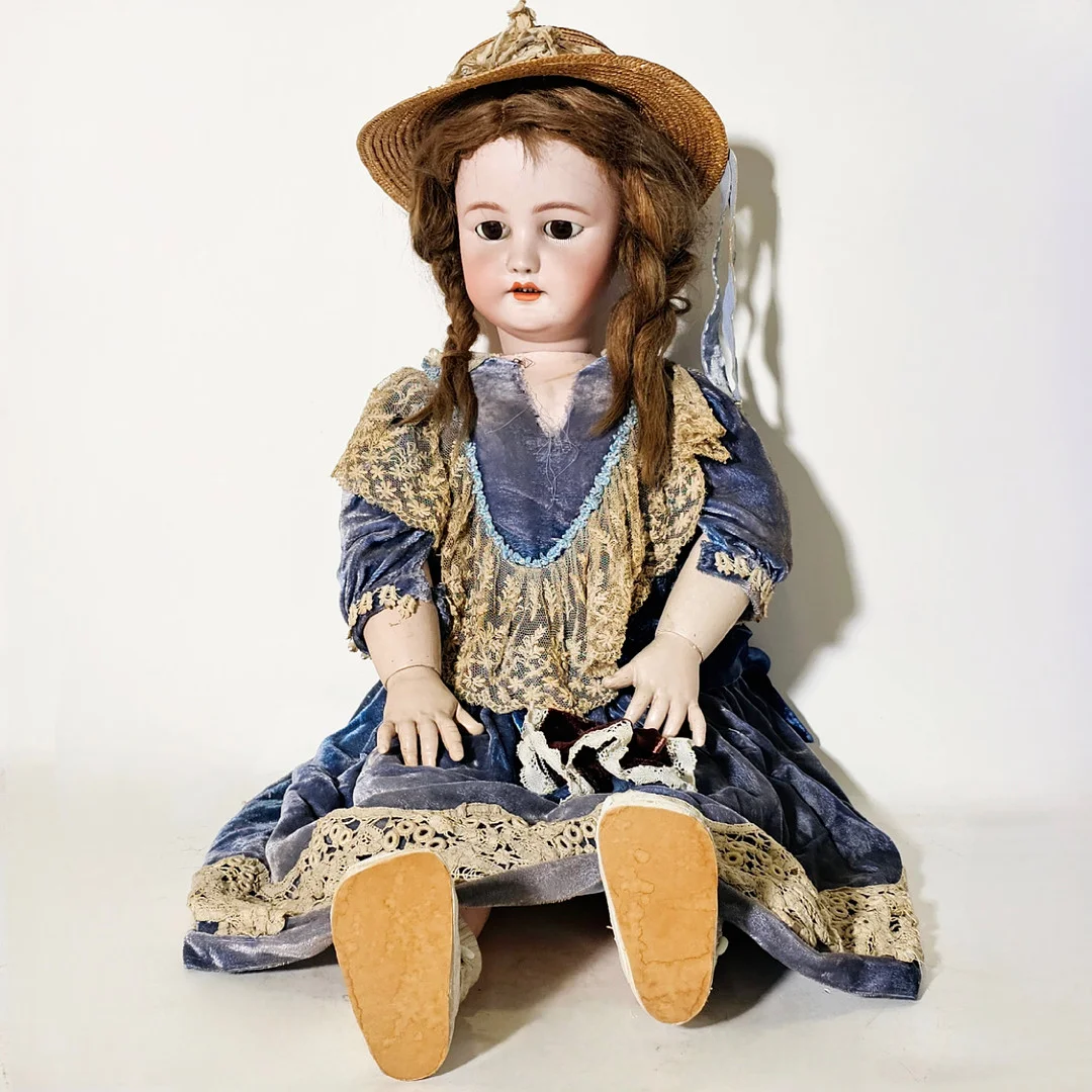 MUÑECA CIRCA 1915 DE CABEZA DE PORCELANA Y CUERPO DE CARTÓN PIEDRA. BRAZOS Y PIERNAS ARTICULADAS. PROBABLEMENTE MUÑECA HANDEWERCK, ALEMANIA. MARCAS EN EL COGOTE. — Toys — Barcelona Auctions