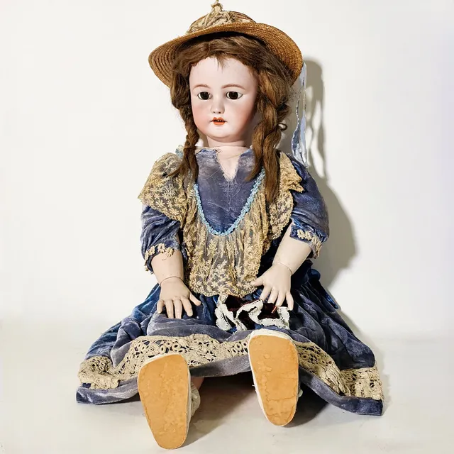 MUÑECA CIRCA 1915 DE CABEZA DE PORCELANA Y CUERPO DE CARTÓN PIEDRA. BRAZOS Y PIERNAS ARTICULADAS. PROBABLEMENTE MUÑECA HANDEWERCK, ALEMANIA. MARCAS EN EL COGOTE.