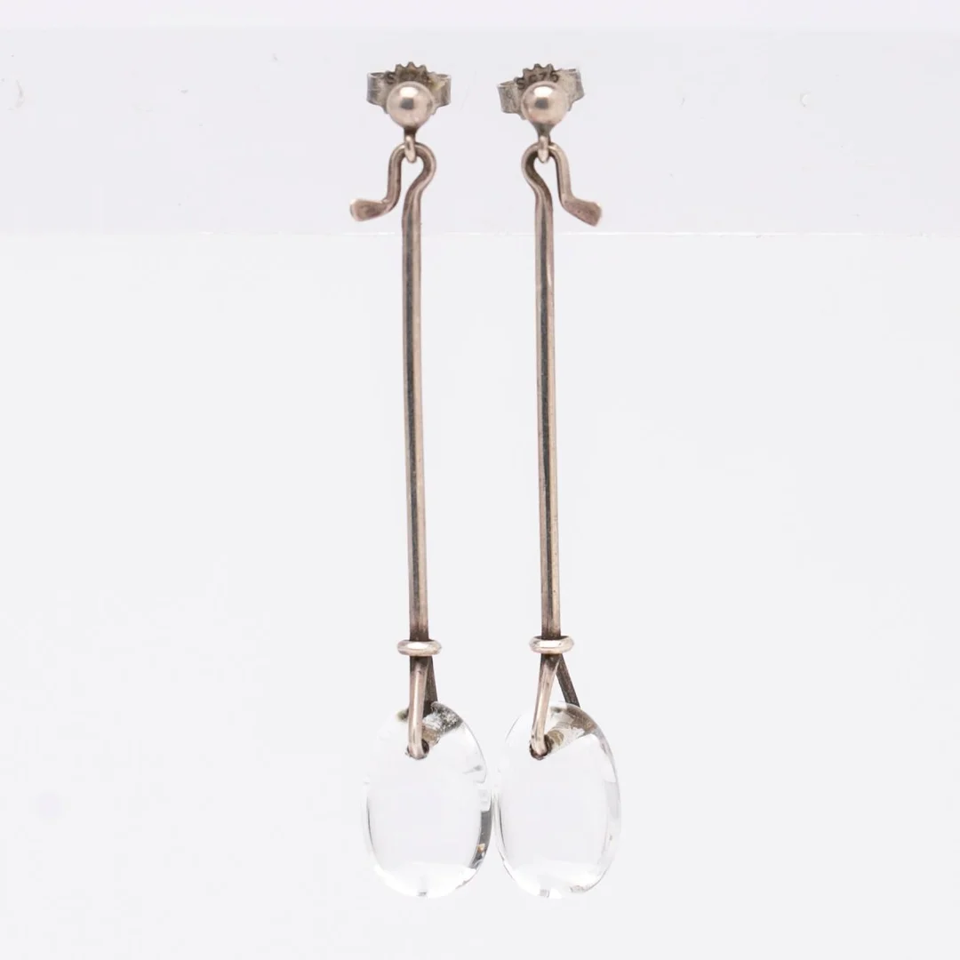 Vivianna Torun Bülow-Hübe, örhängen "Dew-drops", silver och bergkristall för Georg Jensen. — Smycken/Örhängen — Bukowskis