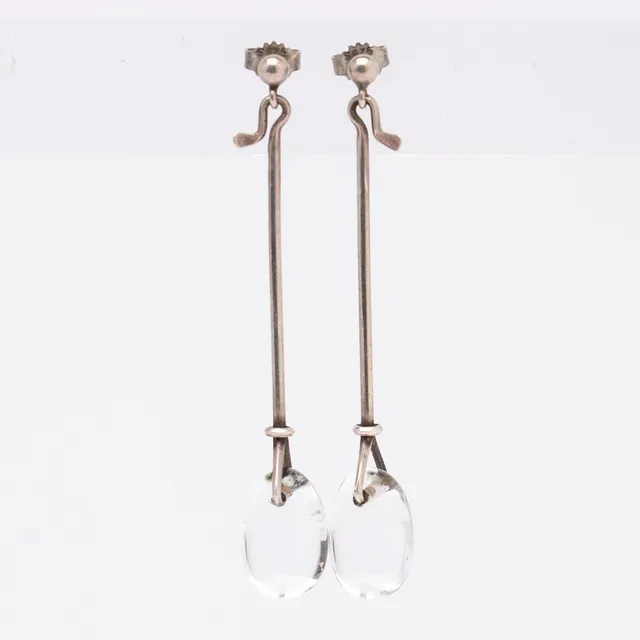 Vivianna Torun Bülow-Hübe, örhängen "Dew-drops", silver och bergkristall för Georg Jensen.
