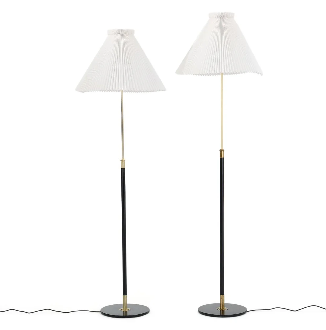 Two height adjustable black lacquered metal and brass floor lamps with white pleated paper shades. Model 351. Manufactured by Le Klint. Max H. 171 and 181 cm. (2) — Modern Lighting — Bruun Rasmussen