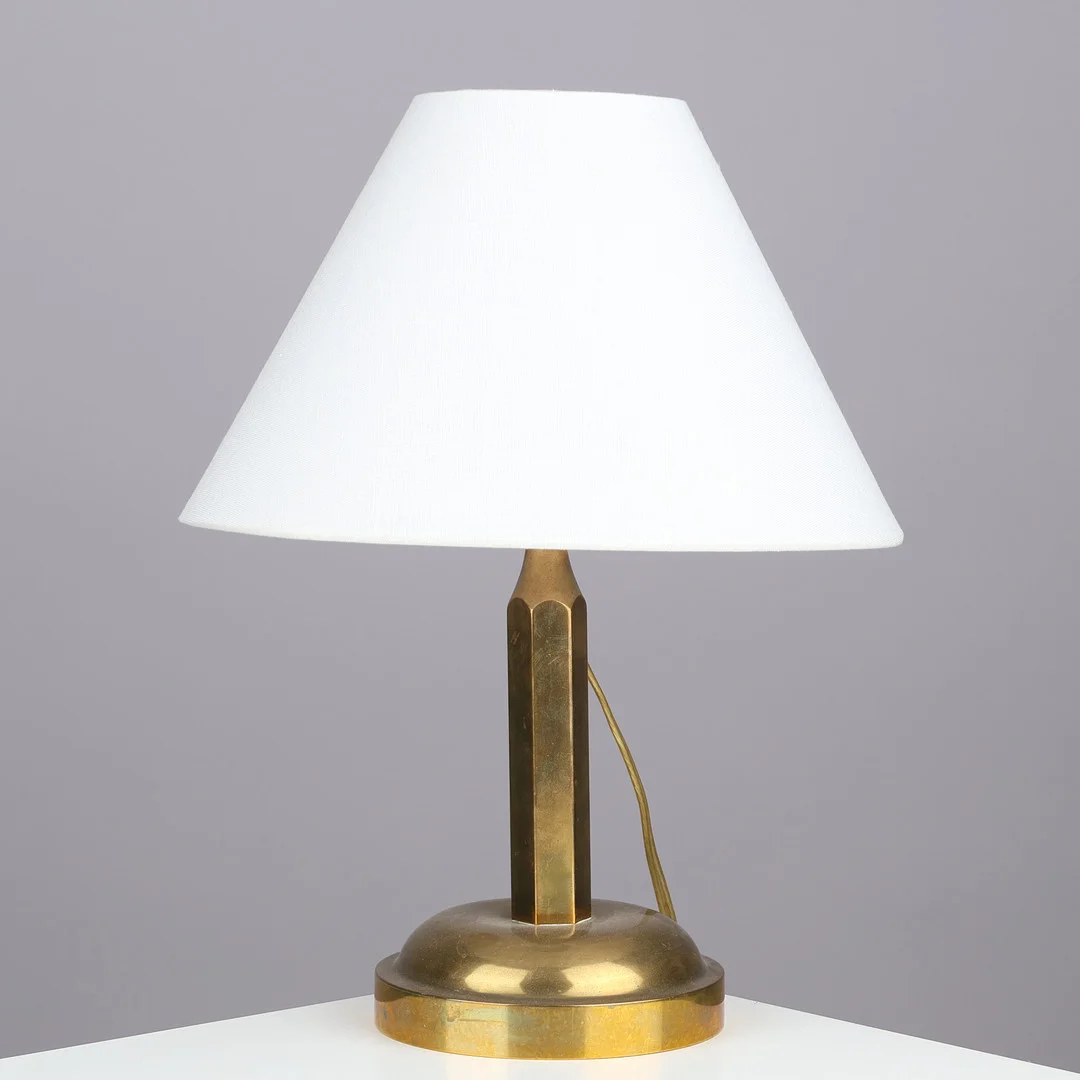 Bordlampe af messing med sekskantet stamme og rund bas, 1900-tallets midte. — Table Lamps — Palsgaard Kunstauktioner