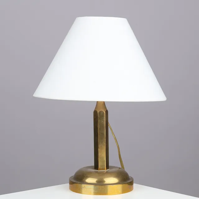 Bordlampe af messing med sekskantet stamme og rund bas, 1900-tallets midte.