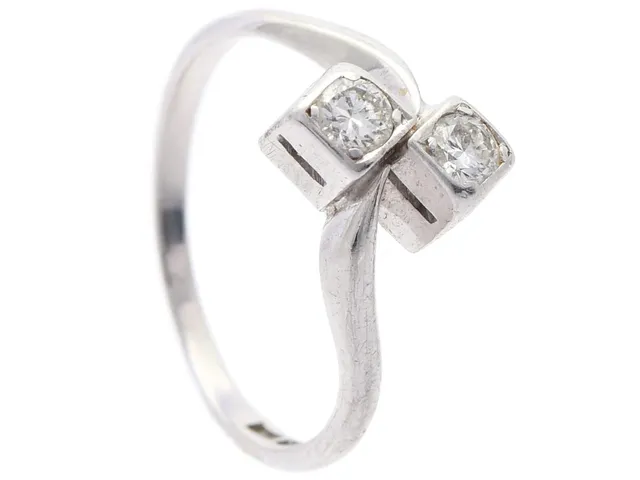 SYSKONRING, 18K vitguld, 2 briljantslipade diamanter ca 0,16 ctv ca W/VS-SI, stl 15 mm, 1946, Ceson, vikt 2,1 g.