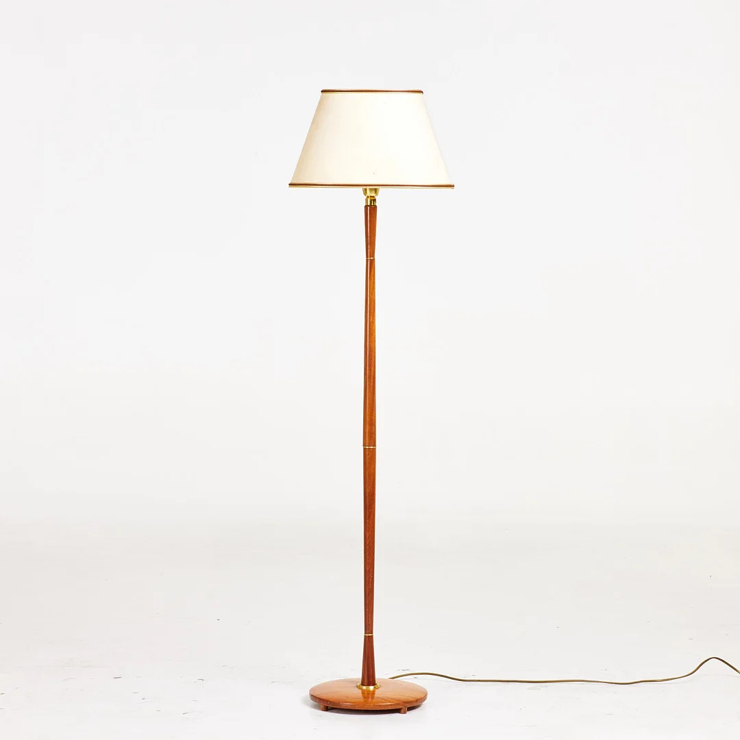 GOLVLAMPA, mahogny, detaljer i mässing, MAE, Möller Armatur, Eskilstuna, 1950/60-tal. — Floor lights — Stockholms Auktionsverk Sickla