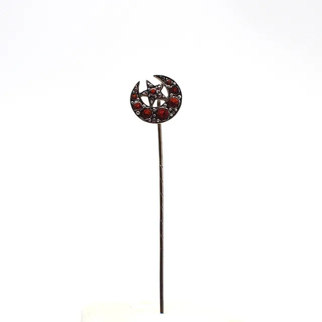 JUGENDSTIL KRAWATTENNADEL MIT GRANATEN, MOND UND STERN, UM 1900.