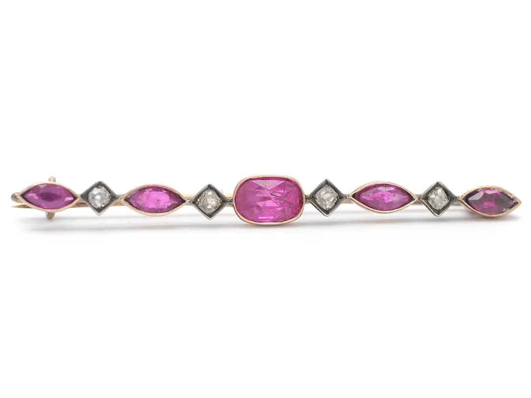 BROSCH, 14K guld, rubiner, 4 gammalslipade diamanter ca 0,09 ctv, längd 4,7 cm, vikt 2,4 g, några stenar skadade. — Smycken/Brosch — Kaplans