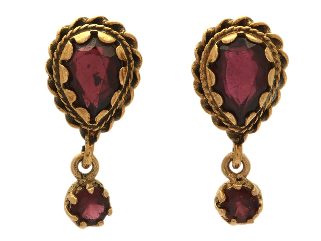 ÖRHÄNGEN, 14K guld, granater, stift, höjd 19 mm, vikt 3,2 g. — Smycken/Örhängen — Kaplans