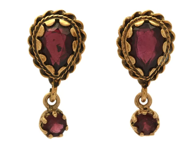 ÖRHÄNGEN, 14K guld, granater, stift, höjd 19 mm, vikt 3,2 g.