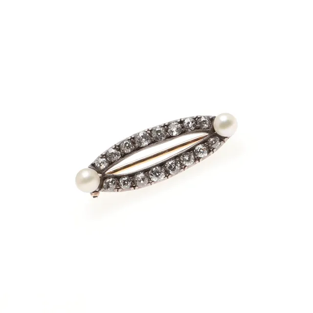 A VICTORIAN DIAMOND AND PEARL BROOCH.