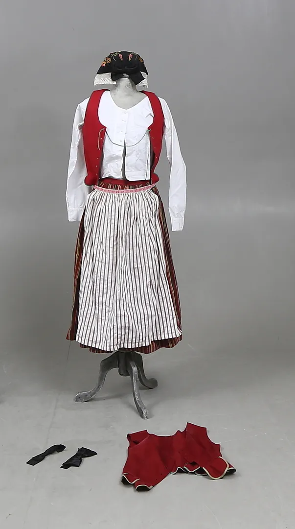 FOLKDRÄKT, 8 delar, Skedevi, Östergötland. 1900-tal.