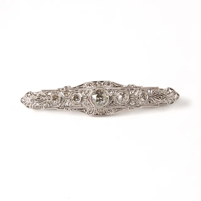 BROSCH, 18K vitguld med rosenslipade och äldre briljantslipade diamanter.