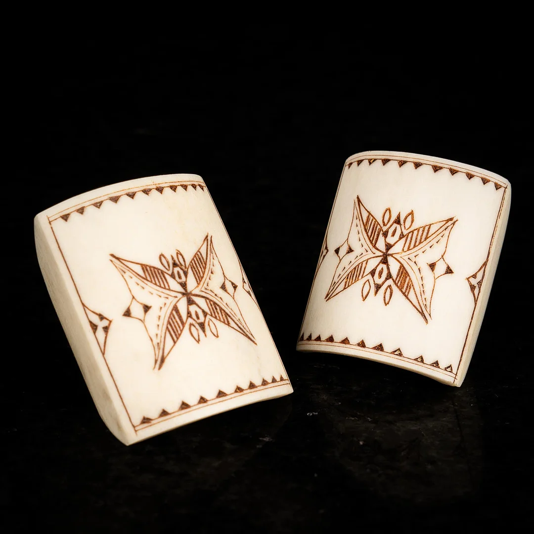 ANDERS FANKKI. Söljor, Renhorn, Sameslöjd 1900-tal (2st). — Sami Arts & Crafts — Norrlands Auktionsverk