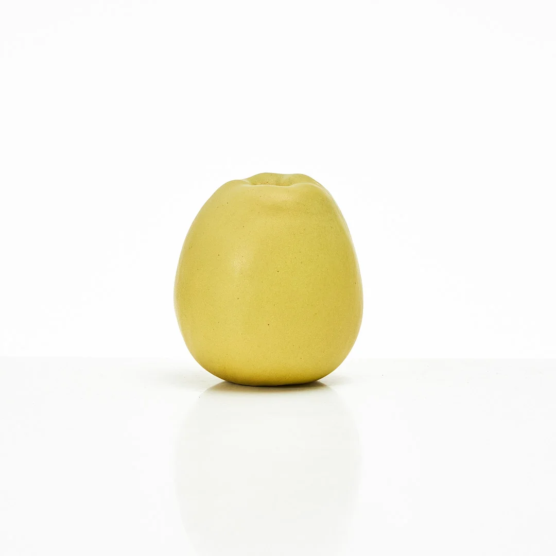 INGRID HERRLIN. Skulptur, egen verkstad i Båstad, stengods, grönglaserad, föreställande äpple, signerad I Herrlin. — European — Stockholms Auktionsverk Magasin 5