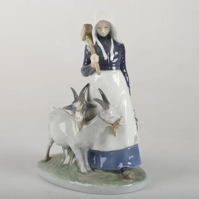 CHRISTIAN THOMSEN. Figurin, flicka med getter, porslin, Royal Copenhagen, Danmark.