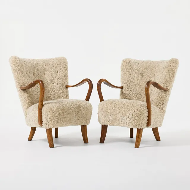 ALFRED CHRISTENSEN. Fåtöljer, ett par, Slagelse Møbelværk, Danmark, 1950-tal, Danish Modern, klädda i fårskinn.