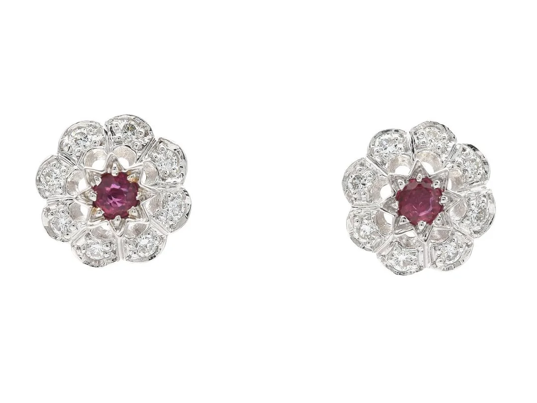 CARMOSÉÖRHÄNGEN, 18K vitguld, rubiner, briljantslipade diamanater 0,16 ctv, ca TW-W/VS-SI, stift, vikt 2,0 g. — Smycken/Örhängen — Kaplans