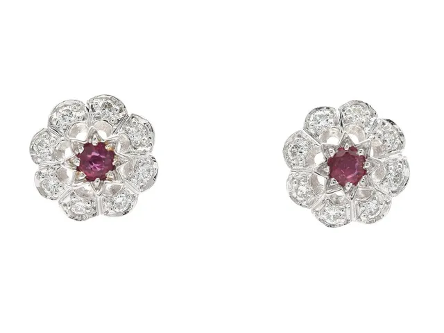 CARMOSÉÖRHÄNGEN, 18K vitguld, rubiner, briljantslipade diamanater 0,16 ctv, ca TW-W/VS-SI, stift, vikt 2,0 g.