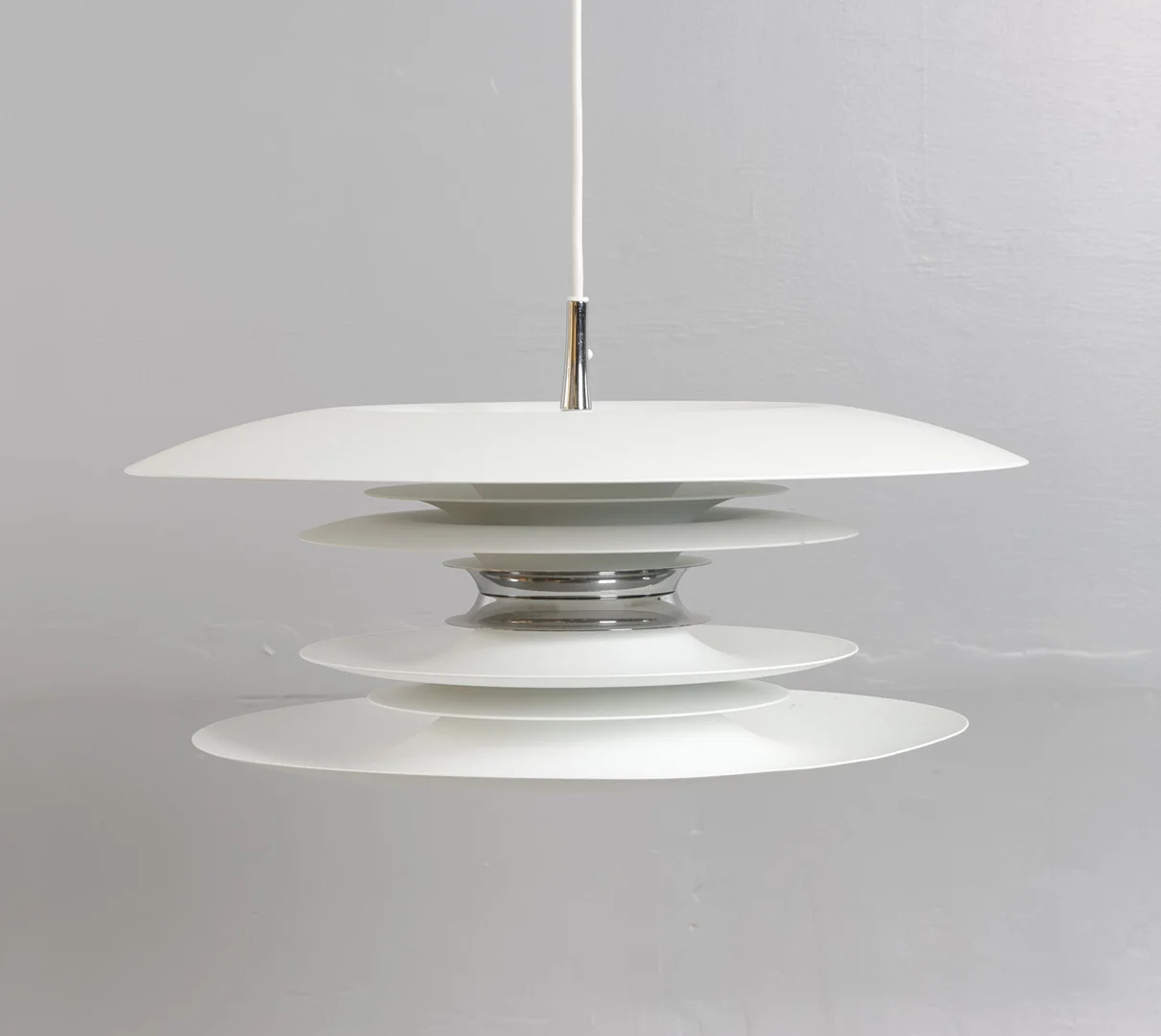 JOAKIM FIHN. 'Diablo', pendel af lakeret metal. Fremstillet hos Belid Lighting. — Ceiling lights — Woxholt Auktioner