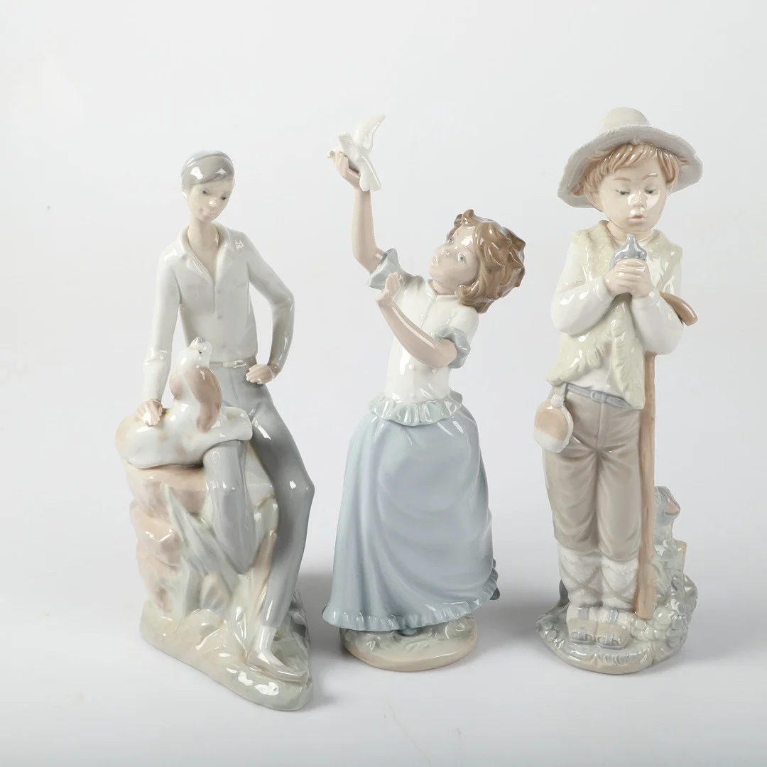 FIGURINER, stycken, porslin, Nao. — European — Helsingborgs Auktionskammare