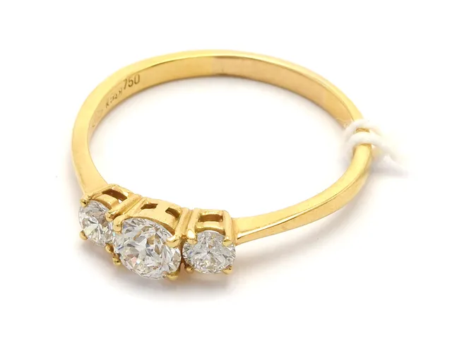 Ring 18K 3,0g Ø19¾ med diamanter 1xca0,60ct, 2xca0,18ct, behandlade, nagg, stora inneslutningar