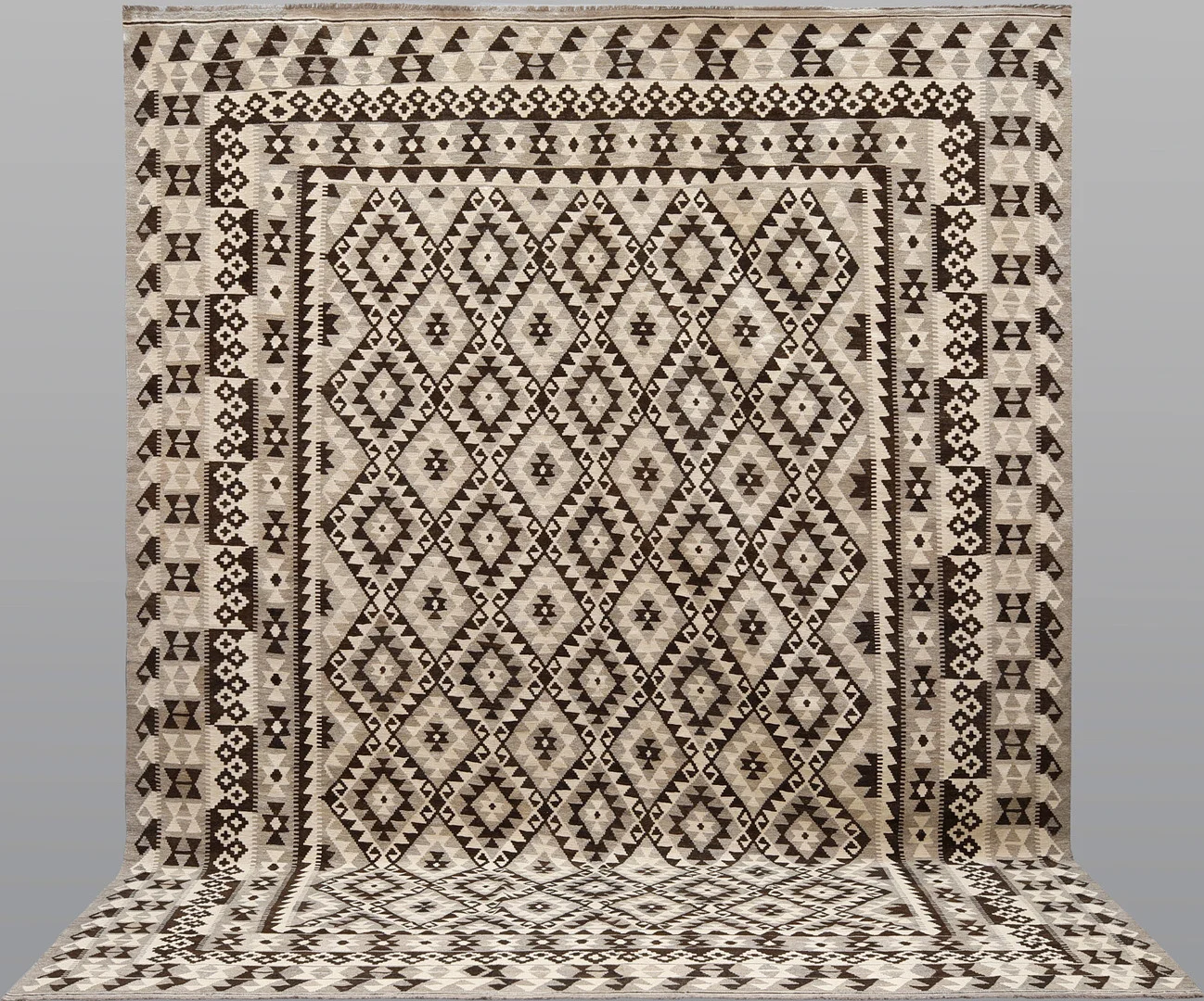 MATTA. Kelim naturfärgad, 397 x 306 cm. — Oriental Carpets & Textiles — Södermanlands Auktionsverk