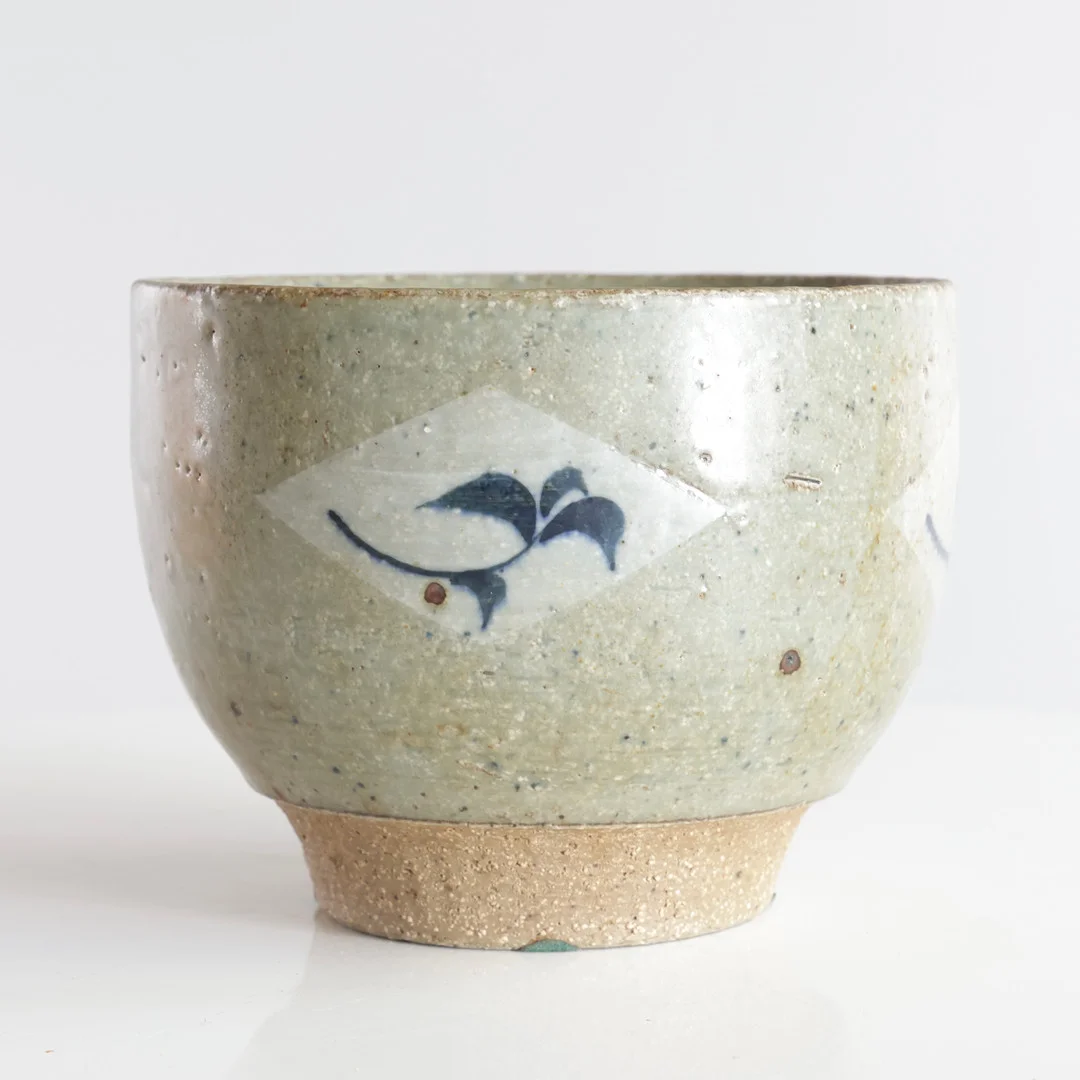 ERIK REIFF (F. 1923, D. 2006). Skål af stentøj, dekoreret med delvis grøn glasur, blomsterdekor malet med blå underglasurfarve. Sign. monogram, Royal Copenhagen. — European — Woxholt Auktioner