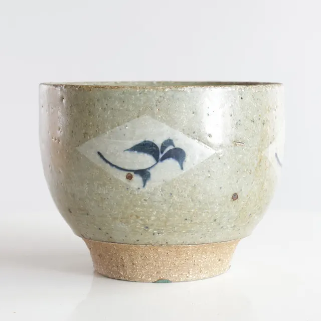 ERIK REIFF (F. 1923, D. 2006). Skål af stentøj, dekoreret med delvis grøn glasur, blomsterdekor malet med blå underglasurfarve. Sign. monogram, Royal Copenhagen.