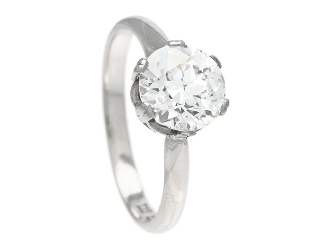 ENSTENSRING, 18K vitguld, gammalslipad diamant ca 1,60 ct, ca W(H)/P1, Atelier Borgila, Stockholm 1950, stl 17,75 mm, vikt 3,3 g, mittstenen har nagg och inneslutning som når ytan, två klor är skadade.