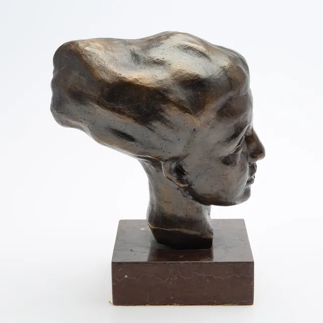 HELGE HÖGBOM. SKULPTUR, brons på stensockel. Signerad.