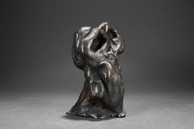 Figur af bronzeholdigt metal